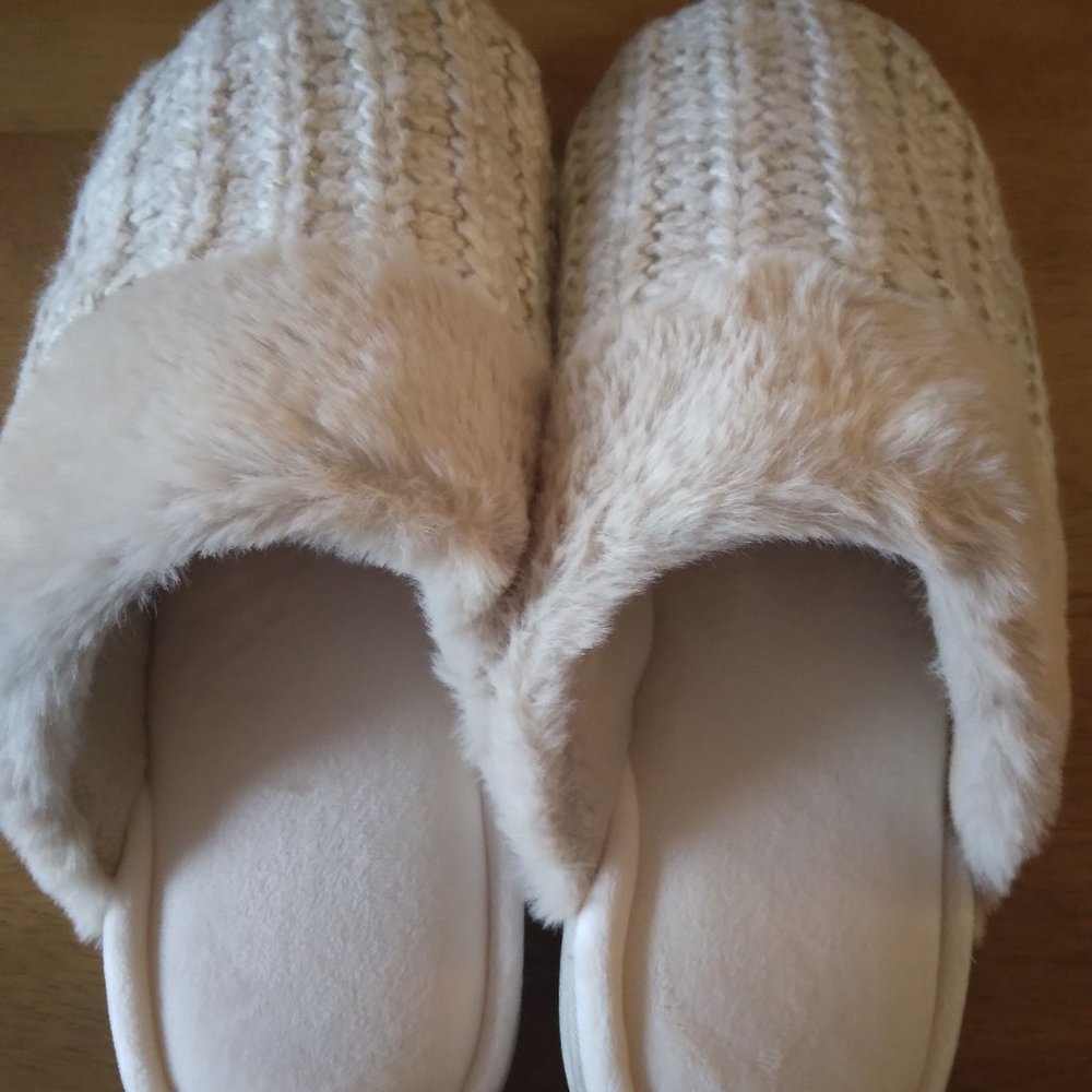 Isotoner Memory Foam Slippers, BRAND NEW WITH TAG knit/sand color indoor/outdoor